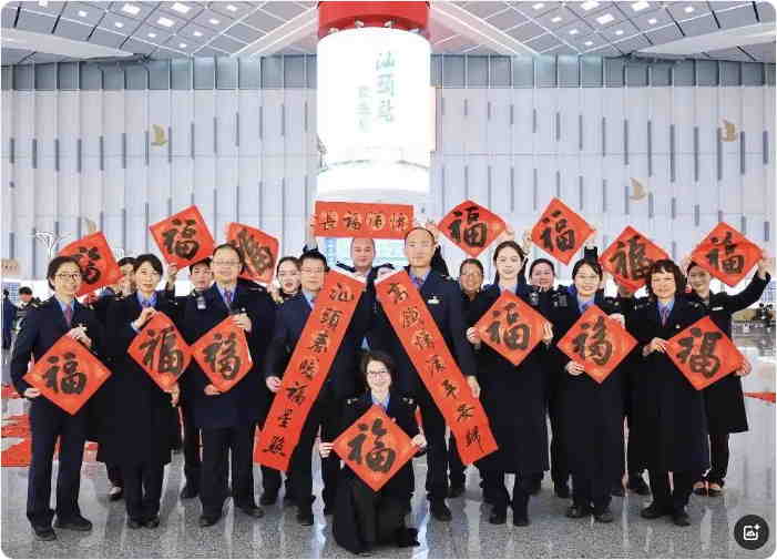 年味濃！汕頭站舉辦書法公益活動(dòng)為旅客送上新春祝福